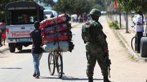 Militares vigiam avenida principal de Mocímboa da Praia, Cabo Delgado, norte de Moçambique, 26 de junho de 2023. Há residentes de etnia maconde que já rumaram a Mueda, no planalto de Cabo Delgado, “para plantar milho”, mas o que os muânis como Assumane sabem fazer é plantar arroz nos campos de Auasse, ali perto de Mocímboa de Praia. (acompanha texto de 26 de junho de 2023). LUÍS FONSECA/LUSA