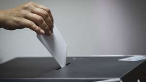 Açorianos exercem o seu direito de voto para as eleições regionais dos Açores em Ponta Delgada, 04 de fevereiro de 2024.Onze forças políticas, incluindo três coligações, disputam hoje os 57 lugares do parlamento açoriano nas legislativas regionais, que decorrem cerca de oito meses antes do previsto. ANDRÉ KOSTERS/LUSA