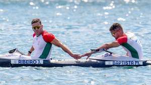 Os canoístas portugueses João Ribeiro (E) e Messias Baptista (D) reagem após terminarem da prova da final de K2 500 metros em sexto, nos Jogos Olímpicos de Paris, em Paris, França, 09 de agosto de 2024. HUGO DELGADO/LUSA