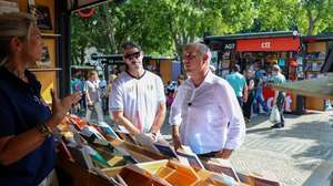 O secretário-geral do Partido Comunista  Português (PCP), Paulo Raimundo (D), conversa com uma vendedora durante uma visita à 95ª edição da Feira do Livro, no Parque Eduardo VII, em Lisboa, 19 de junho de 2025. ANTÓNIO COTRIM/LUSA