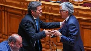 O presidente eleito da Assembleia da República, Jose Pedro Aguiar Branco (D), cumprimenta o deputado do Chega, André Ventura (C) após ter sido eleito na Assembleia da República, em Lisboa, 03 de junho de 2025. ANTÓNIO COTRIM/LUSA