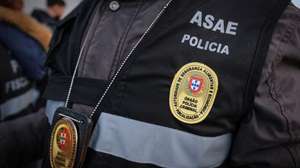 Inspetores da ASAE, durante uma operação de controlo e verificação das condições de Higiene e Segurança Alimentar das mercadorias alimentares (azeite, carnes, pescado, produtos de panificação, etc) em circulação bem como a deteção de eventuais ilícitos relacionados com as mercadorias em trânsito (contrafação, entre outros)  com consequências diretas para o consumidor final realizada no acesso à ponte 25 de Abril, Almada, 3 de Abril de 2025. RUI MINDERICO/LUSA