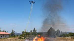 Demonstração do protótipo do drone (veículo aéreo não-tripulado) para apoio nas operações de combate aos incêndios florestais, com capacidade de supressão do fogo em zonas de difícil acesso ou em situações de elevado risco para as equipas no solo, no Laboratório de Estudos sobre Incêndios Florestais, junto ao Aeródromo da Lousã, 24 de maio de 2023. O projeto é um consórcio das empresas - Jacinto Marques de Oliveira e sucr. (líder), Sleeklab Ld.ª e Categoria Funcional Ld.ª - e pela  ADAI-Associação para o Desenvolvimento da Aerodinâmica Industrial, instituição de investigação do Sistema Científico e Tecnológico Nacional. PAULO NOVAIS/LUSA