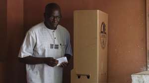 epa10672247 Domingos Simoes Pereira, leader of Inclusive Alliance Platform - Terra Ranka (PAI - Terra Ranka) - Coalition that includes the African Party for the Independence of Guinea and Cape Verde (PAIGC), before casts their ballot for the legislative elections at a polling station in Bissau, Guinea-Bissau, 04 June 2023. The polls to choose 102 deputies among 20 parties and two coalitions takes place today, 04 June 2023, following the dissolution of the National People's Assembly (NPA) by the President in May 2022.  EPA/ANDRE KOSTERS