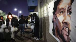 Familiares e amigos de Odair Moniz, cidadão cabo-verdiano baleado por um agente da Polícia de Segurança Pública (PSP) na madrugada de segunda-feira no Bairro da Cova da Moura, prestam a sua homenagem durante uma vigília promovida pelo movimento Vida Justa, uma semana após a sua morte, no Bairro do Zambujal, na Amadora, 28 de outubro de 2024. ANTÓNIO PEDRO SANTOS/LUSA