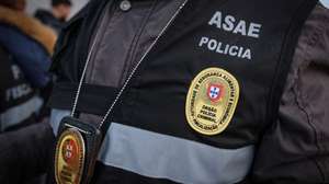 Inspetores da ASAE, durante uma operação de controlo e verificação das condições de Higiene e Segurança Alimentar das mercadorias alimentares (azeite, carnes, pescado, produtos de panificação, etc) em circulação bem como a deteção de eventuais ilícitos relacionados com as mercadorias em trânsito (contrafação, entre outros)  com consequências diretas para o consumidor final realizada no acesso à ponte 25 de Abril, Almada, 3 de Abril de 2025. RUI MINDERICO/LUSA