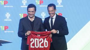 O presidente da Federação Portuguesa de Futebol, Pedro Proença (D), ladeado pelo CEO da TAP, Luís Rodrigues (E), durante a cerimónia de apresentação da parceria entre a TAP e a Federação Portuguesa de Futebol que torna a companhia na transportadora aérea oficial da seleção nacional de futebol, na Cidade do Futebol, em Oeiras, 26 de janeiro de 2026. ANTÓNIO PEDRO SANTOS/LUSA