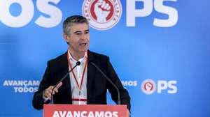 O secretário-geral do Partido Socialista, José Luis Carneiro, usa da palavra no inicio dos trabalhos da reunião da Comissão Nacional em Lisboa, 19 de abril de 2026. TIAGO PETINGA/LUSA
