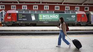 Uma passageira da Comboios de Portugal (CP) caminha pela estação de Comboios de Santa Apolónia, que hoje foi visitada pelo ministro das Infraestruturas e Habitação, Miguel Pinto Luz (ausente da foto), em Lisboa, 20 de abril de 2026. ANTÓNIO PEDRO SANTOS/LUSA