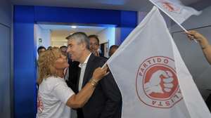 O secretário-geral do Partido Socialista, José Luís Carneiro (C) à chegada ao Congresso Federativo de Braga, no Pavilhão Prof. Aníbal Nascimento, Vieira do Minho, 11 de Julho de 2026. MANUEL FERNANDO ARAÚJO/ LUSA