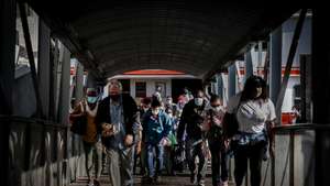 Utentes à saída de um cacilheiro da Transtejo