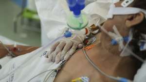Um elemento da equipa médica cuida de um paciente hospitalizado na Unidade de Cuidados Intensivos covid-19 do Hospital Santa Maria, em Lisboa, 11 de fevereiro de 2021. O Hospital Santa Maria conta ao dia de hoje com 271 doentes internados com 64 destes doentes internados nos Cuidados Intensivos covid-19, o número máximo atingido até ao dia de hoje neste Hospital.