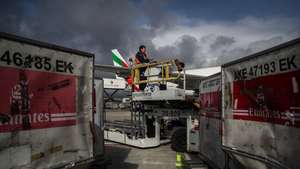 Um operador da Groundforce onde a operação da empresa de ‘handling’ Groundforce inclui números como cinco minutos e 400 toneladas, mas também o objetivo de chegar ao fim de 2019 com 3.600 colaboradores, aeroporto Humberto Delgado, em Lisboa, 22 de janeiro de 2018. Para que os aviões estejam no ar, a Groundforce faz toda a assistência em terra, excetuando o fornecimento de comida e de combustível, como resume o presidente executivo da empresa, Paulo Neto Leite, numa visita guiada aos ‘bastidores’ do Aeroporto Humberto Delgado, em Lisboa. MÁRIO CRUZ/LUSA