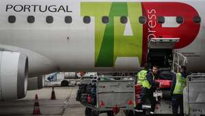 Operadores da Groundforce onde a operação da empresa de ‘handling’ Groundforce inclui números como cinco minutos e 400 toneladas, mas também o objetivo de chegar ao fim de 2019 com 3.600 colaboradores, aeroporto Humberto Delgado, em Lisboa, 22 de janeiro de 2018. Para que os aviões estejam no ar, a Groundforce faz toda a assistência em terra, excetuando o fornecimento de comida e de combustível, como resume o presidente executivo da empresa, Paulo Neto Leite, numa visita guiada aos ‘bastidores’ do Aeroporto Humberto Delgado, em Lisboa. MÁRIO CRUZ/LUSA