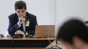 O presidente do Conselho de Administração do Novo Banco, António Ramalho, fala perante a Comissão Eventual de Inquérito Parlamentar às perdas registadas pelo Novo Banco e imputadas ao Fundo de Resolução, na Assembleia da República em Lisboa, 19 de maio de 2021. TIAGO PETINGA/LUSA