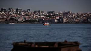 Um cacilheiro atravessa o rio Tejo em direção a Cacilhas, em Cacilhas, Almada, 20 de maio de 2020. O transporte rodoviário foi reforçado com a entrada do segunda fase do desconfinamento devido à pandemia da covid-19, apesar disso as carreiras continuam com poucas pessoas o que contrasta com a grande utilização dos transportes fluviais da Transtejo/Soflusa. (ACOMPANHA TEXTO). MÁRIO CRUZ/LUSA