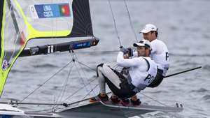 Os velejadores portugueses, Jorge Lima e José Costa competem na categoria 49er, Tóquio, Japão, 30 de julho de 2021. Jorge Lima e José Costa ganharam a segunda regata do dia da Classe 49er na Vela. Com este resultado, o duo português sobe ao sexto posto na geral, bem dentro da zona de qualificação para a 'Medal Race'. JOSÉ COELHO/LUSA