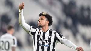 Weston McKennie, médio internacional norte-americano, celebra depois de marcar um golo no jogo da Juventus contra Udinense
