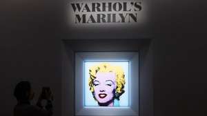 Pessoas olham para a pintura de 1964 'Shot Sage Blue Marilyn' de Andy Warhol durante uma conferência de imprensa que anuncia o próximo leilão de pintura na Christie's em Nova Iorque, EUA, 21 de março de 2022.
