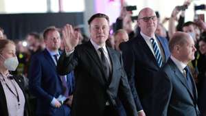 epa09842400 Tesla CEO Elon Musk (L), German Chancellor Olaf Scholz (R) and Premier of Brandenburg Dietmar Woidke (2-R), during the opening day of the Tesla 'Gigafactory' in Gruenheide near Berlin, Germany, 22 March 2022.  EPA/CHRISTIAN MARQUARDT / POOL