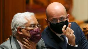 O primeiro-ministro, António Costa (E), conversa com o ministro das Finanças, João Leão (D), durante a sessão plenária para a votação do Orçamento do Estado 2021 (OE2021), na Assembleia da República, em Lisboa, 26 de novembro de 2020. MANUEL DE ALMEIDA/LUSA