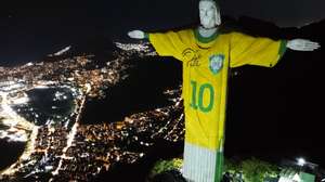 epaselect epa11048883 An aerial view of Christ the Redeemer statue illuminated with a projection of the Brazilian soccer team jersey worn by Pele, in Rio de Janeiro, Brazil, 29 December 2023. The projection is part of tributes throughout Brazil amid the first anniversary of the death of the 'King of Soccer'.  EPA/ANDRE COELHO