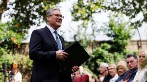 epa11566773 British Prime Minister Sir Keir Starmer leaves the Rose Garden after delivering a speech at 10 Downing Street in London, Britain, 27 August 2024. The prime minister reflected on the riots the country experienced earlier in August and warned that &#039;things will get worse before we get better&#039;. In the audience are around 50 members of the public that Starmer met whilst campaigning for the general election.  EPA/TOLGA AKMEN / POOL