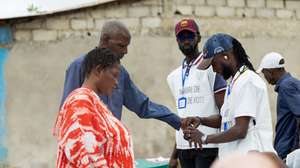 epa12396379 People line up to cast their votes for a constitutional referendum in an elementary school in Coyah Somayah, Guinea, 21 September 2025. Guinea's 6.7 million eligible voters are casting their ballots in favour or against a new draft constitution which would allow junta leader General  Mamadi Doumbouya to run for president.  EPA/BANGALY BAKIS KOUYATE