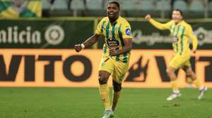 O jogador do Tondela Ivan Cavaleiro festeja após marcar um golo contra o Casa Pia durante o jogo da Primeira Liga de Futebol, estádio João Cardoso, Tondela, 21 de dezembro de 2025. JOSÉ COELHO/LUSA