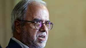 O coordenador do Bloco de Esquerda (BE), José Manuel Pureza, fala à comunicação social após ter entregue uma participação à Procuradoria Geral da República (PGR) para que esta proceda ao apuramento dos factos sobre a autorização de utilização da Base das Lajes por parte dos Estados Unidos, na Procuradoria Geral da República, em Lisboa, 06 de abril de 2026. ANDRÉ KOSTERS/LUSA
