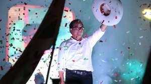 epa12982814 Peruvian presidential candidate Roberto Sanchez greets supporters at a campaign rally in Lima, Peru, 21 May 2026. The presidential runoff election is scheduled for 07 June 2026.  EPA/PAOLO AGUILAR