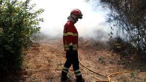 Bombeiros combatem o incêndio florestal que deflagrou ao final da tarde de segunda-feira em Rebordões, no concelho de Santo Tirso, em Burgães, 18 de agosto de 2026. ESTELA SILVA/LUSA
