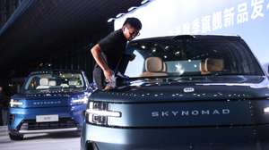 epa13219926 A staff cleans a new EV Xiaomi SkyNomad N90 before the launch of the new generation electric car N70 Pro, N70 Max and N90 Max in Beijing, China, 07 September 2026.  EPA/WU HAO
