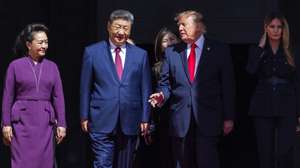 epa13263088 US President Donald Trump (C-R) and First Lady Melania Trump (R) escort Chinese President Xi Jinping (C-L) and First Lady of China Peng Liyuan (L) from the National Archives in Washington, DC, USA, 25 September 2026. President Xi's three-day state visit is his first to DC in 11 years.  EPA/JIM LO SCALZO / POOL