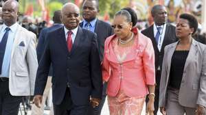 O antigo Presidente de Moçambique, Armando Guebuza (2E) acompanhado pela mulher, Maria da Luz Guebuza (2D) participam nas celebrações do Dia dos Heróis Nacionais. Maputo, Moçambique, 3 de fevereiro de 2019. ANTÓNIO SILVA/LUSA