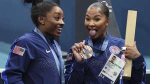 epa11528171 Silver medalist Simone Biles of USA (L) and bronze medalist Jordan Chiles of USA (R) pose for a photo after the victory ceremony for the Women Floor Exercise final of the Artistic Gymnastics competitions in the Paris 2024 Olympic Games, at the Bercy Arena in Paris, France, 05 August 2024.  EPA/MIGUEL GUTIERREZ