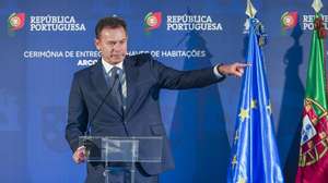 O primeiro-ministro, Luís Montenegro, discursa durante a cerimónia de entrega das chaves de habitações sociais na Unidade Habitacional de Parada, Arcos de Valdevez, 30 de setembro de 2026. HUGO DELGADO/LUSA