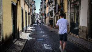 Reportagem no Bairro Alto sobre o fecho dos bares e impacto para os empresários, moradores e comércio local que continuam quase sem clientes na sequência da pandemia da covid-19, em Lisboa, 19 de junho de 2020. (ACOMPANHA TEXTO DE 20 DE JUNHO DE 2020). MANUEL DE ALMEIDA/LUSA