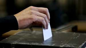 Um eleitor exerce o seu direito de voto nas Eleições Legislativas de 2015 esta manhã em Lisboa, 4 de outubro de 2015. MIGUEL A. LOPES/ LUSA