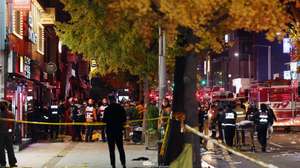 epa10273513 A police line surrounds a street in Seoul&#039;s Itaewon district after about 50 people fell into cardiac arrest in a stampede during Halloween parties in Seoul, South KOrea, 29 October 2022.  EPA/YONHAP SOUTH KOREA OUT