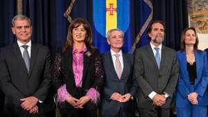 Miguel Albuquerque (2D), presidente do XVI Governo regional da Madeira, Rubina Leal (2E), Eduardo Jesus (E), secretário do Turismo, e José Manuel Rodrigues (C), secretário da Economia, durante a cerimónia de tomada de posse do XVI Governo Regional da Madeira, no salão nobre da Assembleia Legislativa da Madeira, no Funchal, Madeira, 15 de abril de 2025. HOMEM DE GOUVEIA/LUSA