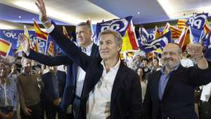 epa13313413 Popular Party leader, Alberto Nunez Feijoo (C) attends an electoral campaign event in Barcelona, Spain, 18 October 2026.  Spain will hold snap general elections on 29 November 2026.  EPA/ANDREU DALMAU