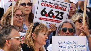 A Fenprof - Federação Nacional dos Professores organizou uma ação de protesto pela recuperação do tempo de serviço e a dispensa de todos os docentes das vagas, até à sua eliminação, em frente à Assembleia da República, em Lisboa, 3 de maio de 2023. TIAGO PETINGA/LUSA