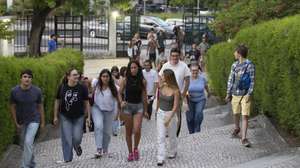 Estudantes à chegada para consultarem as pautas com as notas das provas finais do 11.º e 12.º ano, na escola secundária José Gomes Ferreira, em Lisboa, 17 de julho de 2026. Devido às dificuldades informáticas no processo de classificação eletrónica, que “pressionaram o cumprimento do calendário inicialmente previsto”, o Ministério da Educação, Ciência e Inovação decidiu ajustar o calendário da avaliação externa para garantir aos alunos a qualidade e o rigor do processo e assegurar aos professores o tempo necessário e adequado para a classificação dos itens das provas. ANTÓNIO COTRIM/LUSA
