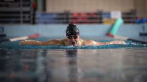 Vice-campeão do mundo de natação, Francisco Montes, de 24 anos e com trissomia 21, durante um treino nas Piscinas da Constituição no Porto, 18 de março de 2026.  Kiko, como é conhecido trabalha numa pizaria na Foz do Douro, no Porto, onde surpreende pela autonomia e pelo desafio a estereótipos sobre a deficiência.  (ACOMPANHA TEXTO DO DIA 20 DE MARÇO DE 2026). JOSÉ COELHO/LUSA