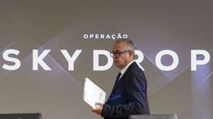 O diretor da UNCTE (Unidade Nacional de Combate ao Tráfico de Estupefacientes), João Oliveira, chega para participar na conferência de imprensa sobre operação "SKYDROP” na sede da Policia Judiciária em Lisboa, 5 de agosto de 2026. A Polícia Judiciária, através da UNCTE realizou uma operação policial, em articulação e cooperação com a Marinha e a Força Aérea portuguesas, que permitiu desarticular um grupo dedicado à introdução de grandes quantidades de droga no continente europeu, através do uso de um navio porta-contentores, que transportava cerca de cinco toneladas de cocaína.  TIAGO PETINGA/LUSA