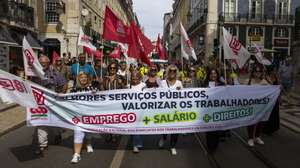 Manifestação de trabalhadores das carreiras gerais da Administração Pública que decorreu entre a Praça da Figueira e o Ministério das Finanças, em Lisboa, 02 de outubro de 2026. JOSÉ SENA GOULÃO/LUSA