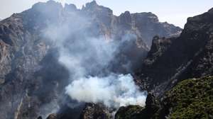 Nuvens de fumo durante o incêndio ativo no Pico Ruivo, o ponto mais alto da Ilha da Madeira, concelho de Santana, 22 de agosto de 2024. O incêndio rural na ilha da Madeira deflagrou há uma semana, dia 14 de agosto, nas serras do município da Ribeira Brava, propagando-se progressivamente aos concelhos de Câmara de Lobos, Ponta do Sol e, através do Pico Ruivo, Santana. HOMEM DE GOUVEIA/LUSA