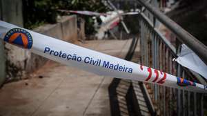 A cedência do terreno devido à elevada precipitação durante a última noite poderá estar na origem do deslizamento de terras que fez encerrar totalmente a passagem na Vereda circundante ao Bairro da Argentina, em Câmara de Lobos, 28 de março de 2021, HOMEM DE GOUVEIA/LUSA