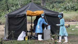 Profissionais de saúde na tenda de atendimento na localidade de Luinha, na comuna da Canhoca na província do Kwanza Norte, sujeita a cerca sanitária devido a um surto de cólera, Luinha, Angola, 20 de março de 2025.  (ACOMPANHA TEXTO DE 22-03-2025)  AMPE ROGÉRIO/LUSA